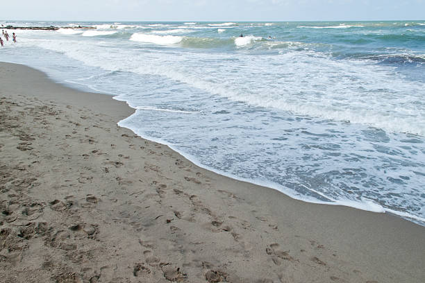 Onde e impronte sulla sabbia a Tirrenia