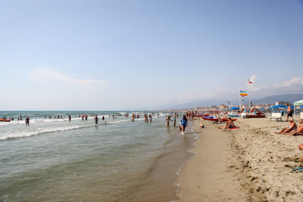 Bagnanti sulla spiaggia del litorale pisano